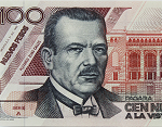 Fragmento del anverso del billete de 100 nuevos pesos de la familia B