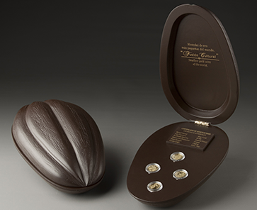 Estuche de cuatro monedas de la Coleccin Fusin Cultural Oro, el cual representa una semilla de cacao.