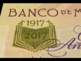 Animacin del efecto del libro que cambia de color en el billete de 100 pesos de la familia F, conmemorativo de la Constitucin de 1917