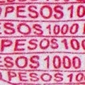 Detalle de texto microimpreso del anverso del billete de 1000 pesos de la familia F