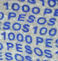 Detalle de texto microimpreso del reverso del billete de 1000 pesos de la familia F