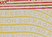 Detalle de texto microimpreso del reverso del billete de 100 pesos de la familia F, conmemorativo de la Revolución Mexicana