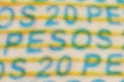 Detalle de texto microimpreso del anverso del billete de 20 pesos de la familia F