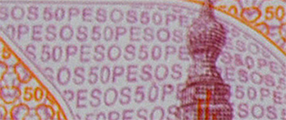 Detalle de texto microimpreso del reverso del billete de 50 pesos de la familia F1