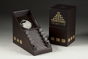 Estuche de pedestal con la moneda de plata de la colecci�n Chich�n Itz�, casa de las monjas