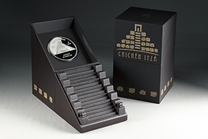Estuche de pedestal con la moneda de plata de la colecci�n Chich�n Itz�, Pir�mide de Kukulk�n