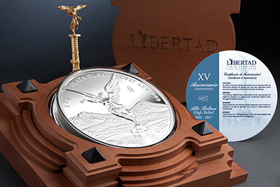 Estuche abierto y certificado de autenticidad de la moneda en acabado espejo de la nueva serie libertad en plata, décimo quinto aniversario