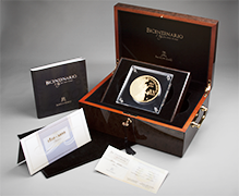 Cofre abierto de la moneda en acabado espejo de 1 kilo de oro, conmemorativa del Bicentenario del inicio de la Independencia de México