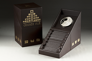 Estuche de pedestal con la moneda de plata de la colecci�n Chich�n Itz�, templo de los guerreros