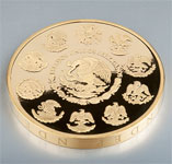 Reverso acostado de la moneda en acabado espejo de 1 kilo de oro, conmemorativa del Bicentenario del inicio de la Independencia de Mxico 