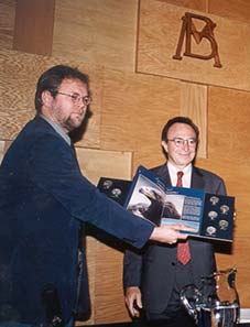 Fotografa donde aparece el doctor Guillermo Ortiz del Banco de Mxico entregando la primera coleccin al doctor Ernesto Enkerlin de Semarnat